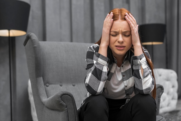 Illustration or scene representing common anxiety symptoms like restlessness and racing thoughts.